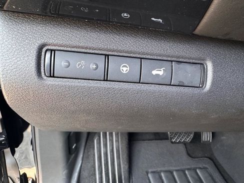 Used 2025 Nissan Pathfinder SV image 19