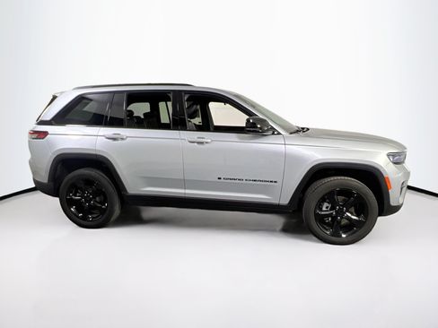 Used 2023 Jeep Grand Cherokee Altitude AWD/4WD image 4