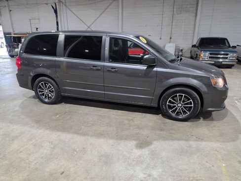 Used 2015 Dodge Grand Caravan SE w/ Quick Order Package 29E SE FWD image 16