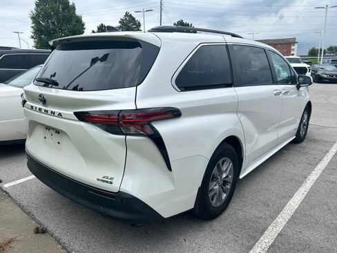 Used 2021 Toyota Sienna XLE w/ XLE Plus Package FWD image 4