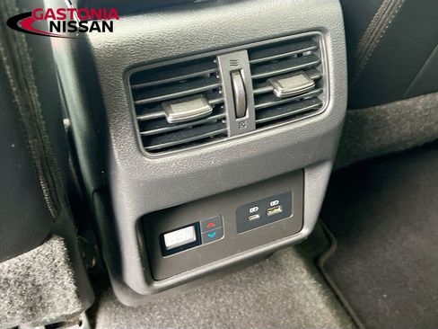 Used 2021 Nissan Rogue SL image 34