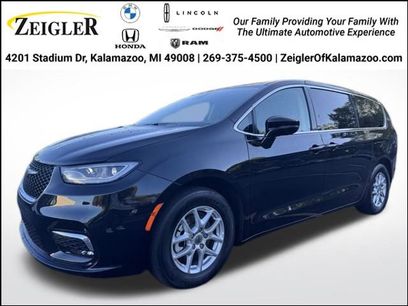 Used 2024 Chrysler Pacifica Touring-L