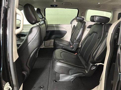 Used 2024 Chrysler Pacifica Touring-L FWD image 25
