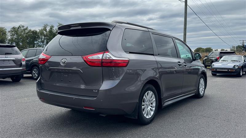 Used 2017 Toyota Sienna XLE w/ XLE Navigation Package FWD image 5