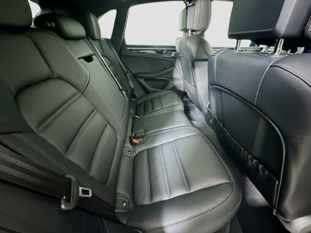 Certified 2025 Porsche Macan AWD/4WD image 29