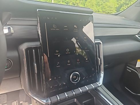 New 2025 GMC Acadia Elevation image 13