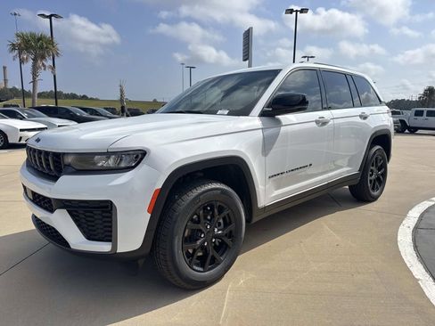 New 2026 Jeep Grand Cherokee Altitude image 3