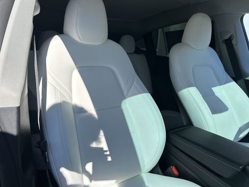 Used 2024 Tesla Model Y Performance image 28