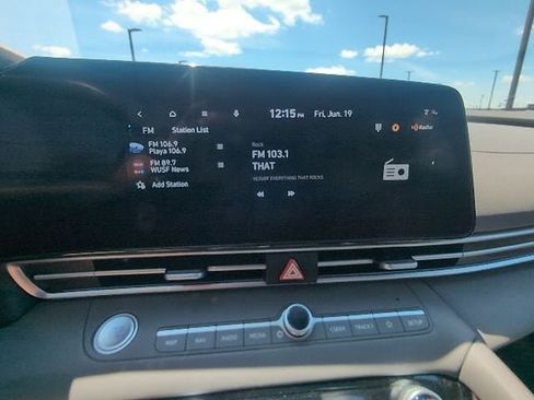 Used 2025 Hyundai Elantra SEL FWD image 14