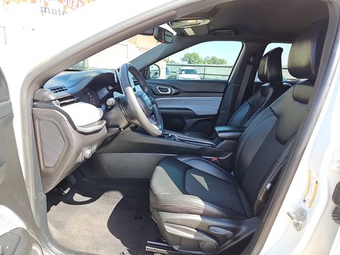 Used 2024 Jeep Compass Latitude AWD/4WD image 10