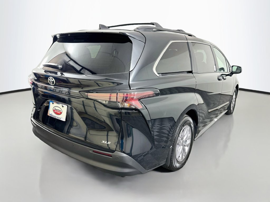 Used 2026 Toyota Sienna XLE FWD image 5