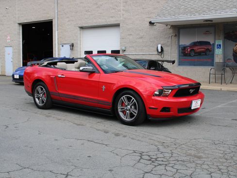 Used 2010 Ford Mustang GT RWD image 8