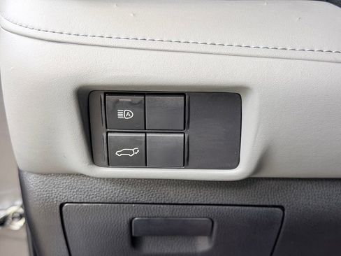 Used 2022 Toyota Highlander LE AWD/4WD image 42
