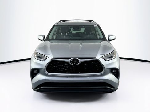 Used 2022 Toyota Highlander XLE image 2