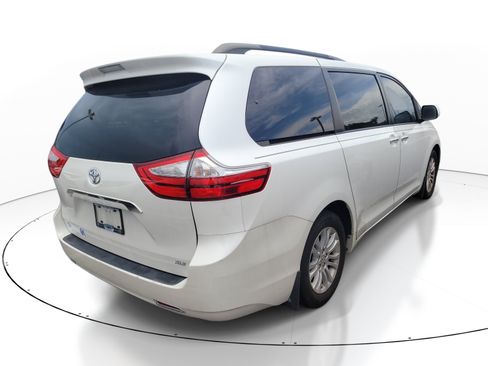 Used 2016 Toyota Sienna XLE FWD image 7