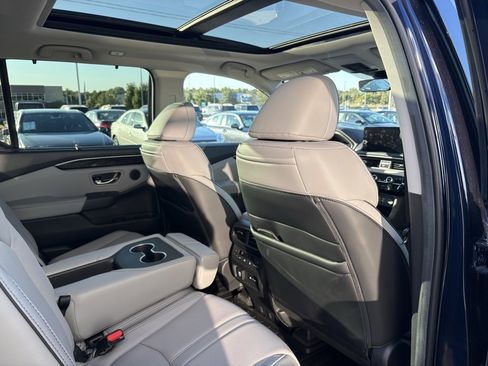 Used 2025 Honda Pilot Elite image 17