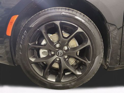 Used 2025 Chrysler Pacifica Limited image 11