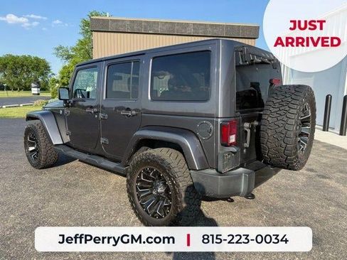 Used 2017 Jeep Wrangler Unlimited Sahara AWD/4WD image 9