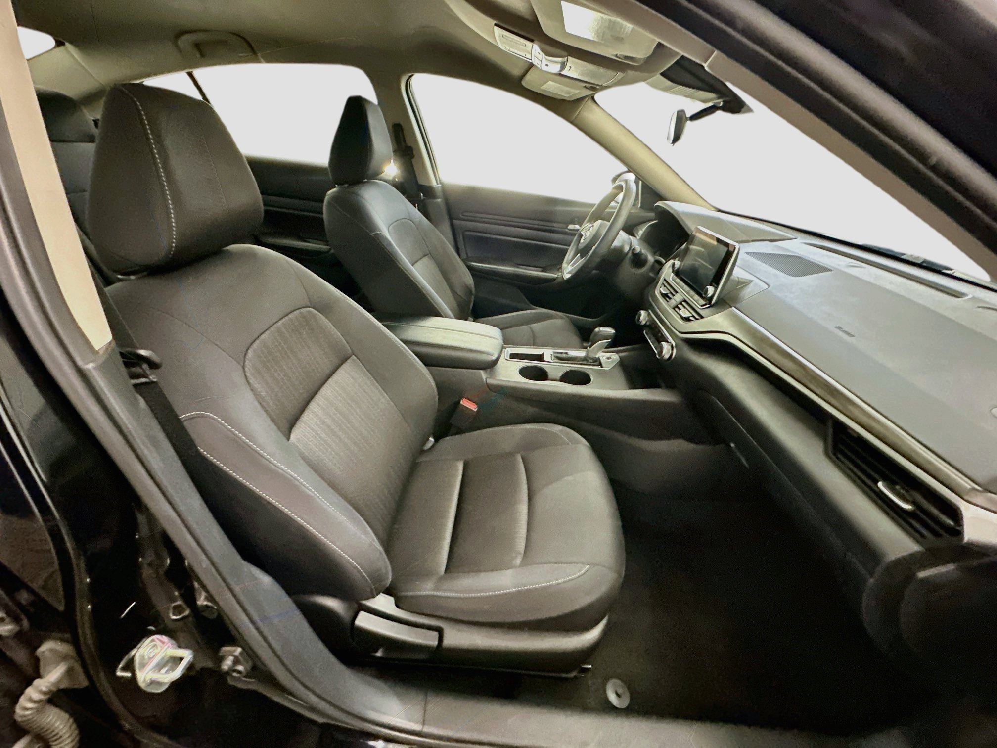 Used 2025 Nissan Altima 2.5 SV FWD image 31