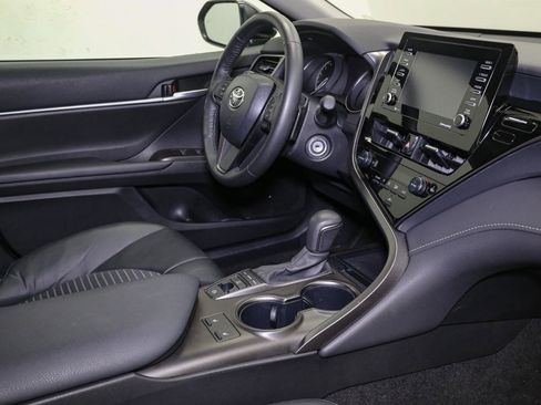 Used 2024 Toyota Camry SE image 18