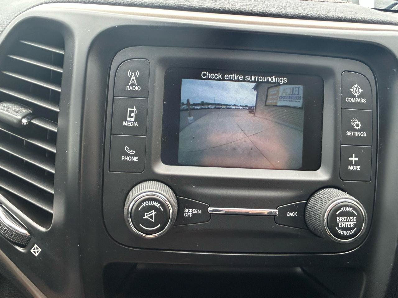 Used 2018 Jeep Cherokee Latitude FWD image 23