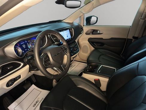 Used 2024 Chrysler Pacifica Touring-L image 11