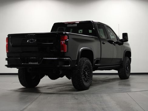 Used 2025 Chevrolet Silverado 2500 ZR2 w/ Technology Package image 4