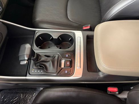 Used 2025 Kia Carnival image 30