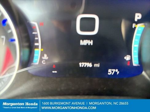 Used 2023 Chrysler Pacifica Limited w/ Uconnect Theater Family Group image 7