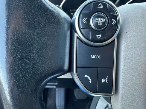 Used 2017 Land Rover Discovery HSE image 16