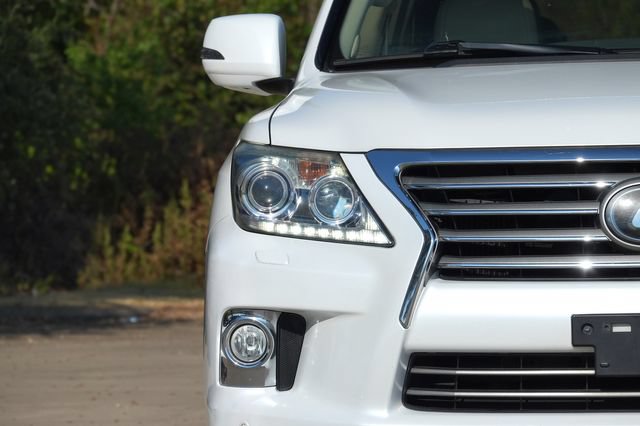 Used 2013 Lexus LX 570 4WD w/ Luxury Pkg w/Pre-crash image 32