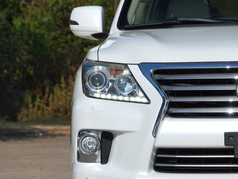 Used 2013 Lexus LX 570 4WD w/ Luxury Pkg w/Pre-crash image 32