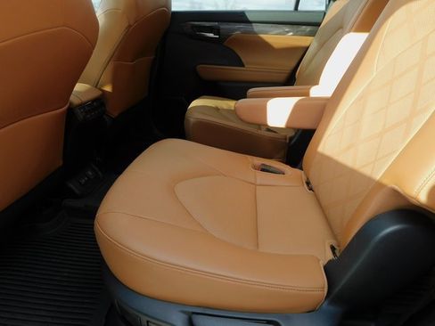 Used 2023 Toyota Highlander Platinum image 21