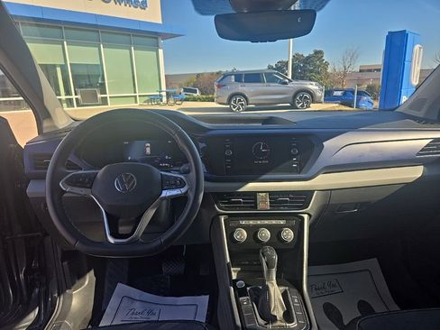 Used 2023 Volkswagen Taos SE w/ Panoramic Sunroof Package image 32
