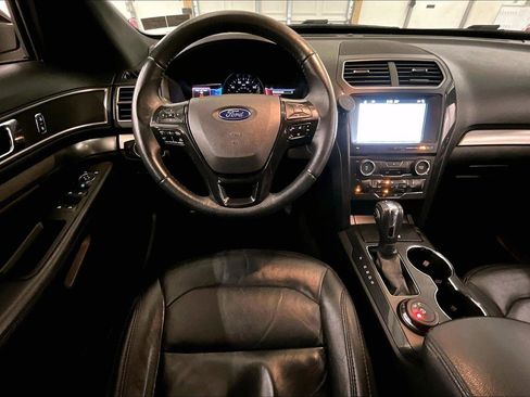 Used 2018 Ford Explorer XLT w/ Equipment Group 202A image 6