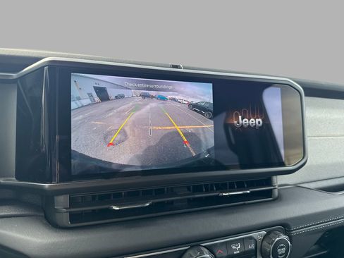 Used 2025 Jeep Wrangler Unlimited Sahara image 17