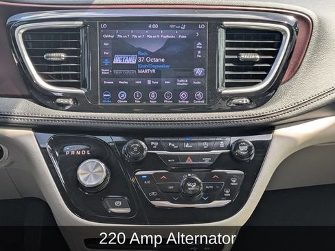 Used 2018 Chrysler Pacifica Limited w/ Tire & Wheel Group FWD image 25