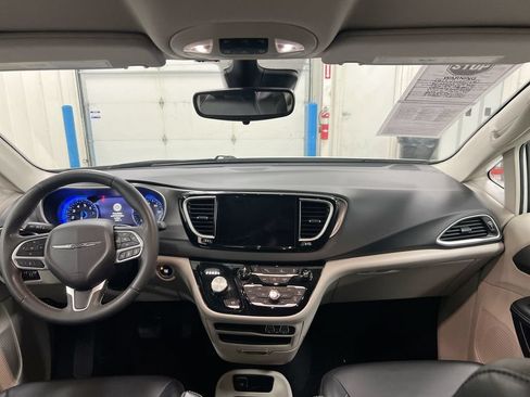 Used 2023 Chrysler Pacifica Touring-L FWD image 10