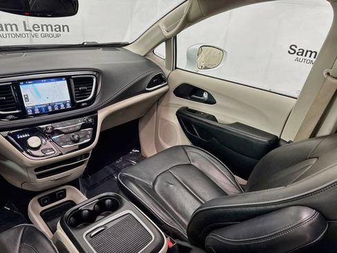 Used 2020 Chrysler Pacifica Limited FWD image 24