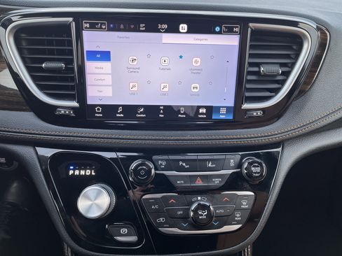 Used 2021 Chrysler Pacifica Pinnacle image 39