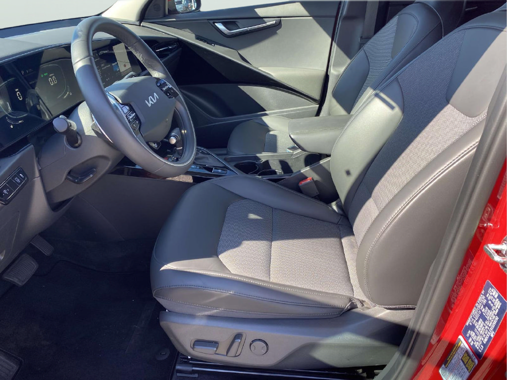 Used 2025 Kia Niro EX FWD image 13