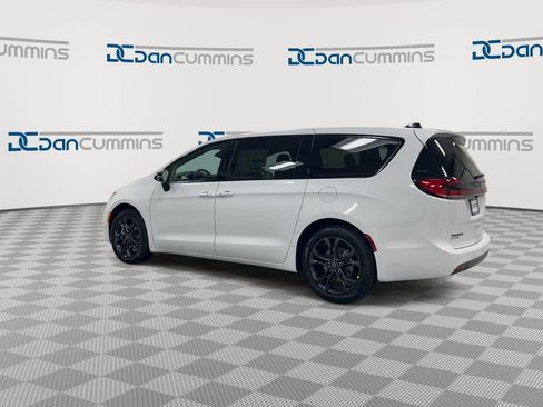 New 2026 Chrysler Pacifica Select image 6