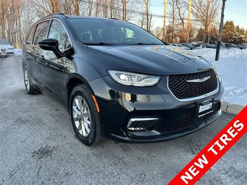 Certified 2022 Chrysler Pacifica Touring-L image 2