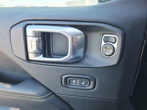 Used 2025 Jeep Wrangler Unlimited Sahara image 35