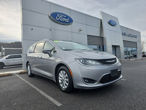 Used 2018 Chrysler Pacifica Touring-L image 1