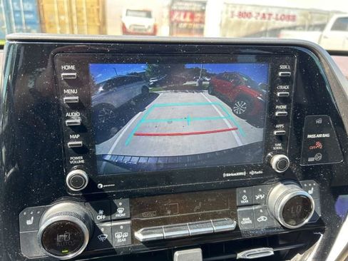 Used 2022 Toyota Highlander XLE FWD image 17