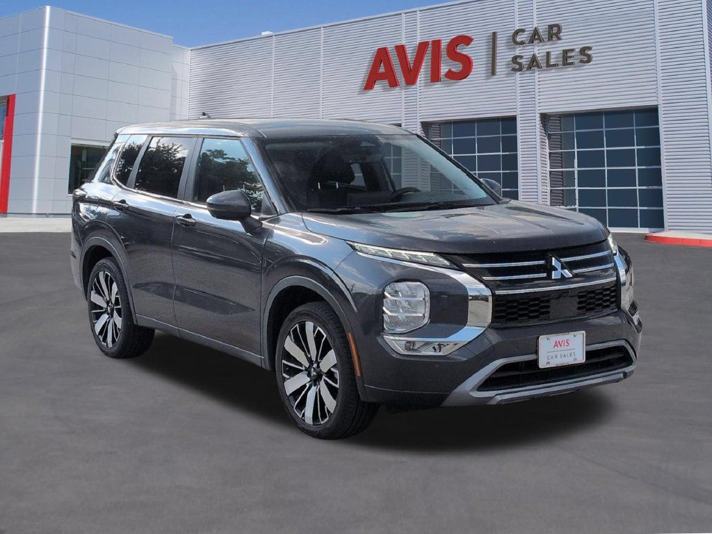 Used 2025 Mitsubishi Outlander SE AWD/4WD image 3