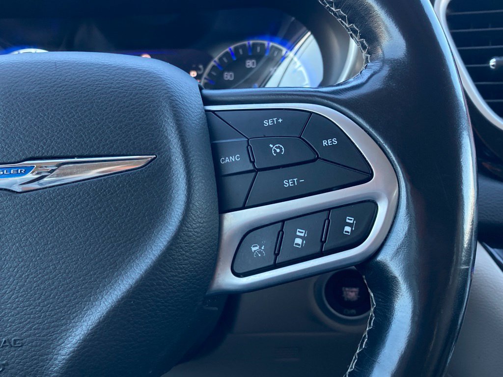 Used 2021 Chrysler Pacifica Touring-L FWD image 17