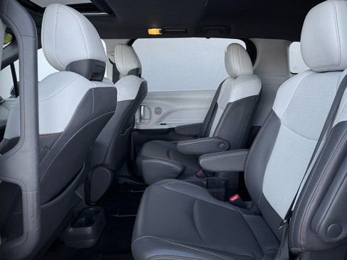 Used 2021 Toyota Sienna XSE w/ XSE Plus Package image 23