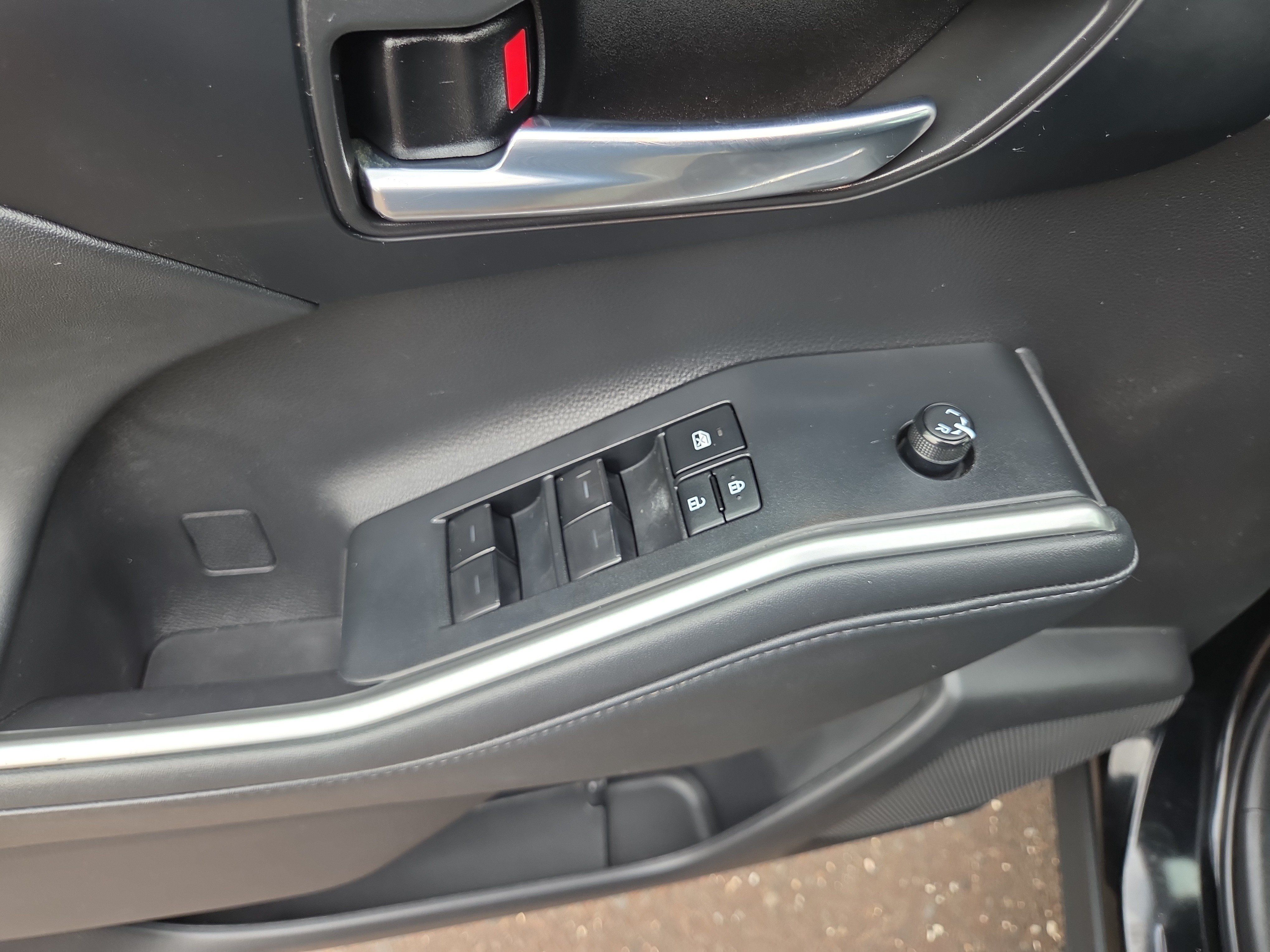 Used 2022 Toyota Highlander XLE AWD/4WD image 31
